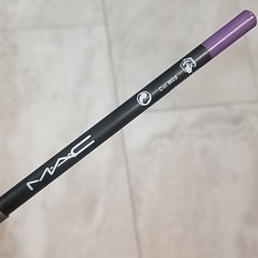 ***MAC LIP Liner***